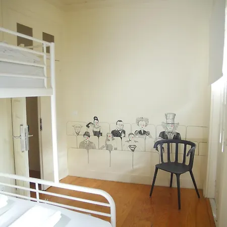 Santiago 31 Хостел Гимарайнш