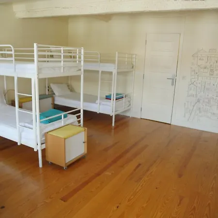 Santiago 31 Хостел Гимарайнш